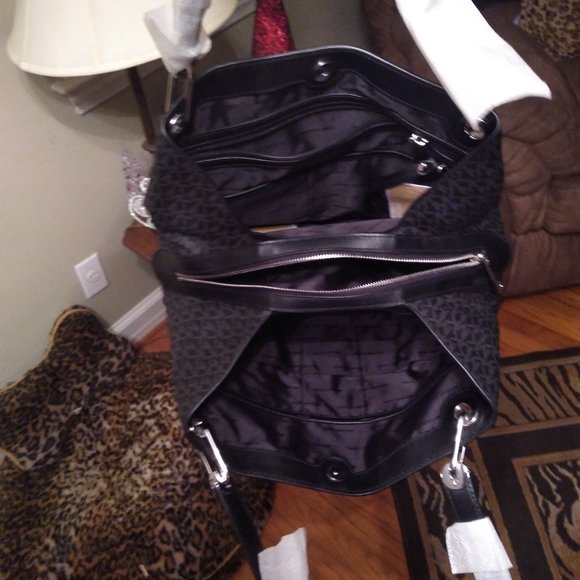 Michael Kors purse - Picture 4 of 5